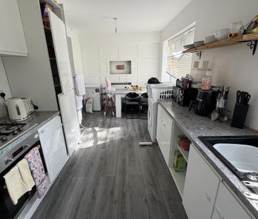 3 bedroom semi-detached house to rent - Photo 4