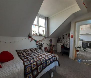 1 bedroom in a flat share to rent - Photo 3