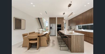 ULTRA MODERN DUPLEX IN A PRIME LOCATION ! - Photo 4