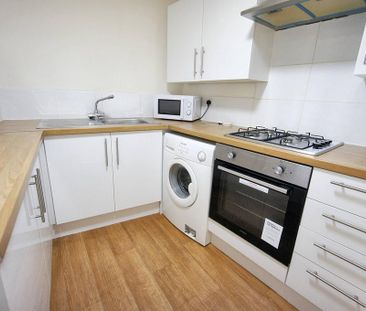 3 bedroom flat to rent - Photo 6