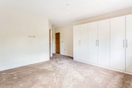 6 bedroom detached house to rent - Photo 2