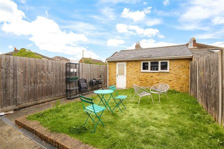 4 bedroom semi-detached house to rent - Photo 2