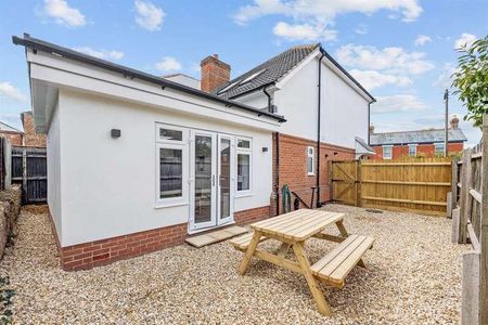 Bedroom Detached House In Bournemouth, BH9 - Photo 2
