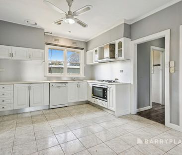 4 Bedroom, 6 Car Garage - Photo 3