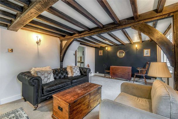A quintessential cottage in the charming village of Brasted - Photo 1
