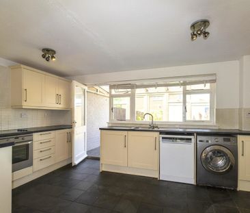 3 bedroom house to rent Cornelia Close, Bletchley, Milton Keynes, MK2 - Photo 2