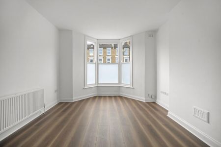 3 bedroom flat to rent - Photo 2