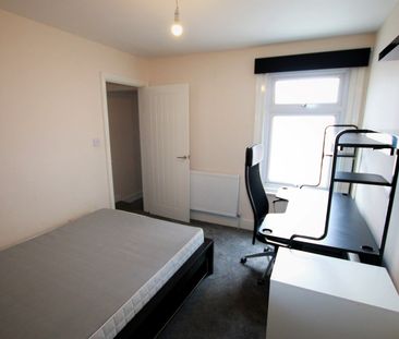 4 Bed Terraced House, Pitcroft Avenue, RG6 - Photo 4