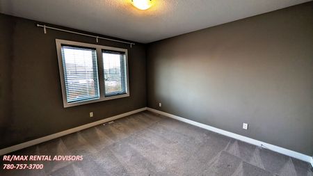 SPACIOUS 3 BED, 2.5 BATH, 2 STOREY SF HOME & DBL ATTACHED GARAGE IN THE COMMUNITY OF EVANSTON - Photo 4