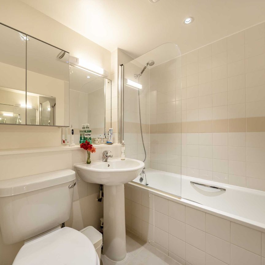 Lombard Road, SW11, London - Photo 1