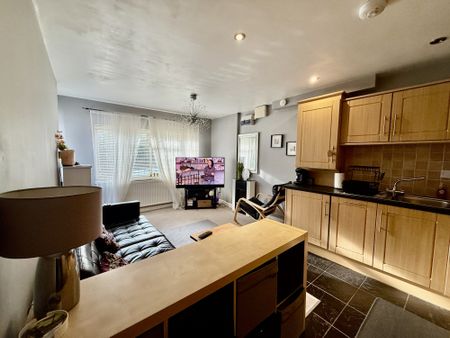 Fully furnished 2-bed ground floor apartment in Littleover Village, Derby. Includes en-suite, family bathroom, fitted kitchen & lounge. Close to Royal Derby Hospital, Littleover Community School & major transport links. Offered by Property Options Estate Agents. £750 PCM. - Photo 3