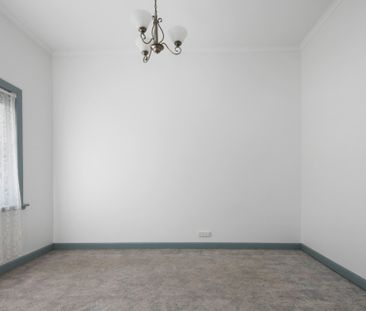 IMMACULATE 3 BEDROOM CALIFORNIA BUNGALOW HOME IN THE HEART OF BALLA... - Photo 2