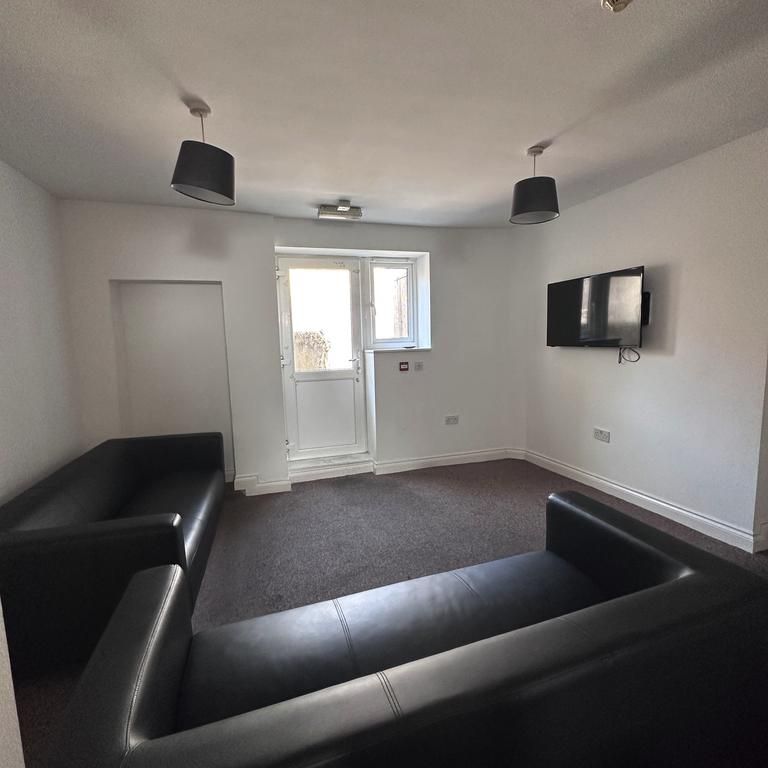 10 bedroom house share to rent - Photo 1