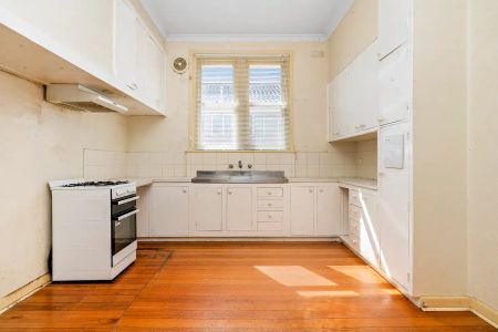 “Elegant Character Home in the Frankston High School Zone” - Photo 3