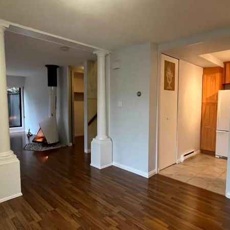 Unfurnished 2lvl 2bdrm 1.5bath stacked townhome Ambleside - Photo 4