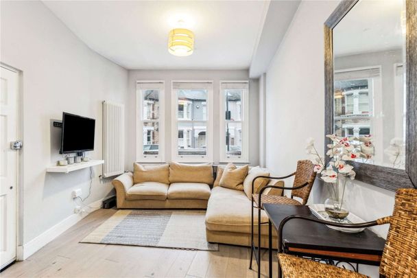 A beautifully presented three bedroom flat on quite residential street in Sands End - Photo 1