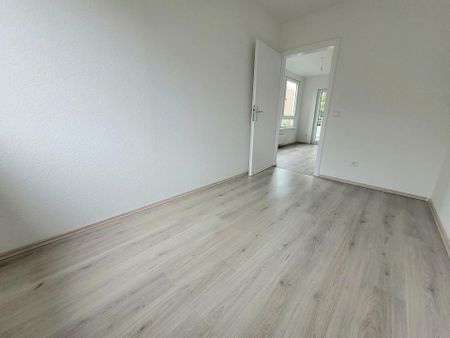 Lichtdurchflutete 4-Zimmer-Wohnung mit Balkon! - Foto 2