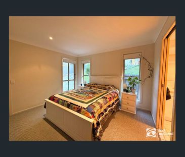 Stylish 3-bedroom home with serene nature backyard - Photo 3