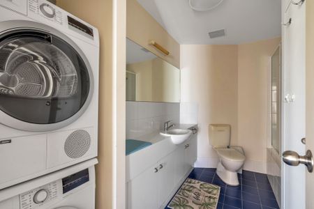 Fully Furnished East End Apartment! - Photo 3