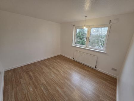3 bedroom flat to rent - Photo 4