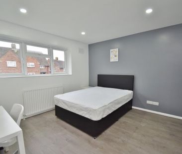 4 bedroom semi-detached house to rent - Photo 5