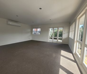Large spacious 5 Bedroom home - Photo 6