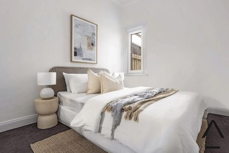 A refined 2 bed residence boasting character & prime location - Photo 4