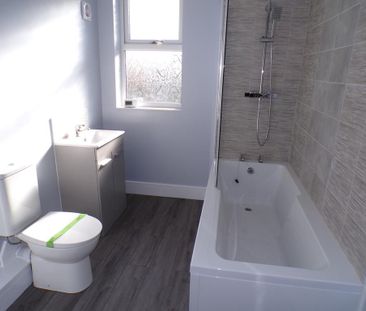 2 bedroom end of terrace house to rent - Photo 3