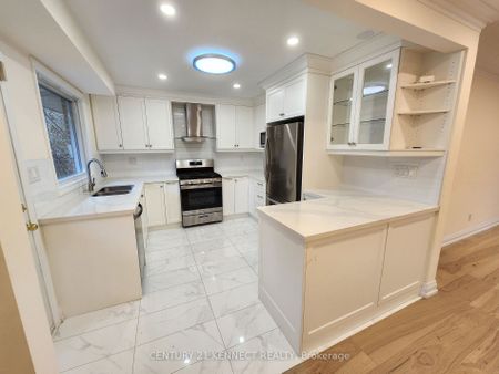 Detached Home For Lease | N8136684 - Photo 2