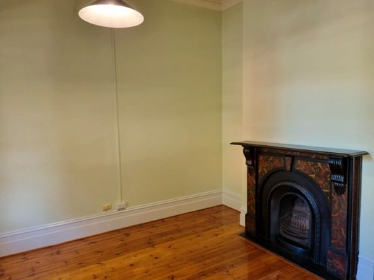 Charming Two-Bedroom Terrace House in the Heart of Clifton Hill! - Photo 1