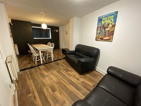 5 Bed - Flat 9, 1-9 Regent Road, Leicester, - Photo 5