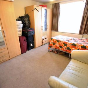 4 bedroom semi-detached house to rent - Photo 2