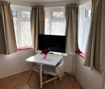 Studio Flat, Oakley House, W5 - Photo 2