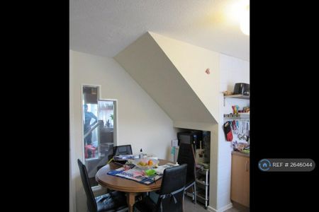 2 bedroom maisonette to rent - Photo 2