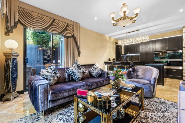 Indulge in Unrivalled Bayside Luxury – A 5-Star Fully Furnished Beachside Sanctuary - Photo 1
