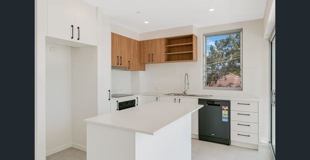 Modern Apartment with River Views - Photo 1