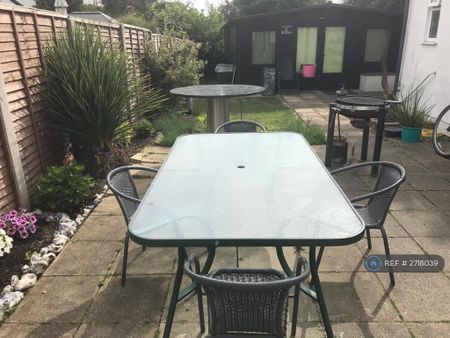 1 bedroom in a house share to rent - Photo 5