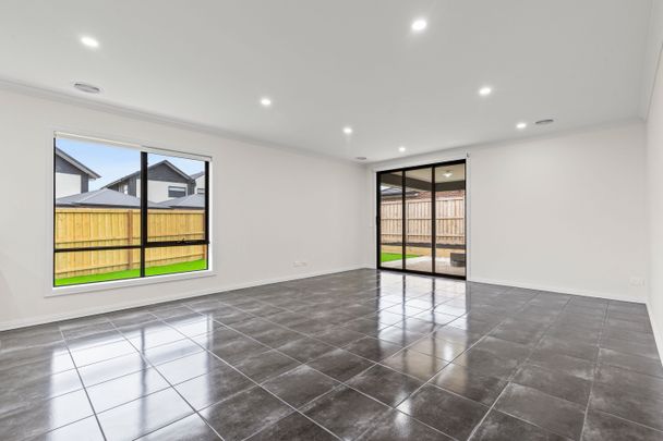 Stunning 4-Bedroom Home with Modern Amenities in Heart of Wollert! - Photo 1