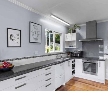 College Estate - 3 Bedrooms - Photo 3