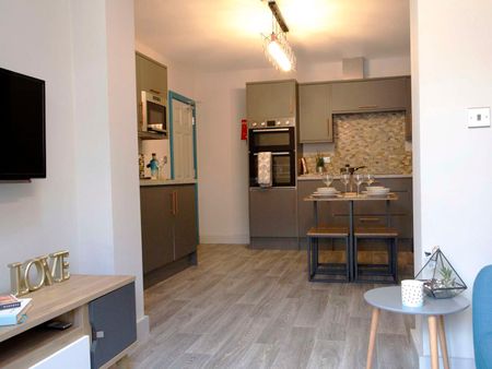 Stunning Professional House Share in City Centre - Rarely Available! Room 2 - Photo 3