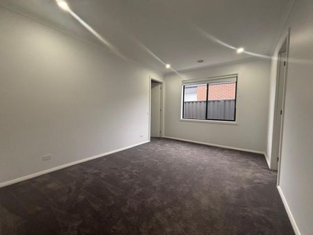 Modern and Spacious 4-Bedroom Family Home with 2 Bathrooms and Double Garage - Photo 2