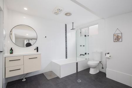 Spacious & Immaculate 3 Bedroom Home in Prime Mayfield Location - Photo 4