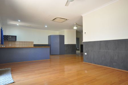 Relaxed Living with Pool & Outdoor Entertaining - Photo 2