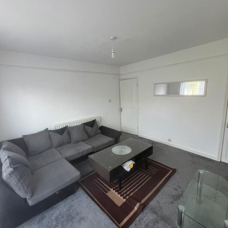 4 bedroom semi-detached house to rent - Photo 1
