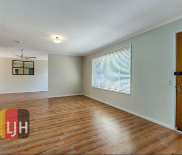 AIR CONDITIONED THREE BEDROOM HOME IN GREAT LOCATION! - Photo 4