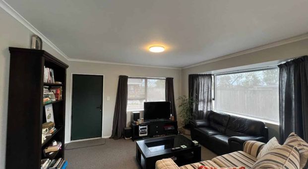 Modern and low maintenance cutie - Photo 1