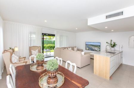 Luxury Waterfront Living in Exclusive Solstice Quays - Photo 2