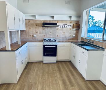 3 Bedroom Beauty in convenient spot! - Photo 3