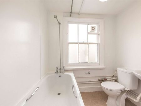 A fantastically located studio flat with shared bathroom facilities. - Photo 5