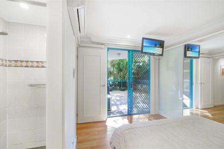 Luxury Beachside Bliss in North Wollongong - FULLY FURNISHED - Photo 2